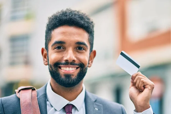 Молодий Афроамериканець Який Посміхається Тримаючи Кредитну Картку Місті — стокове фото