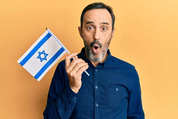 Medelåldern Hispanic Man Håller Israel Flagga Rädd Och Förvånad Med — Stockfoto