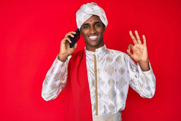 Indiano Homem Vestindo Tradição Sherwani Saree Roupas Falando Telefone Fazendo — Fotografia de Stock