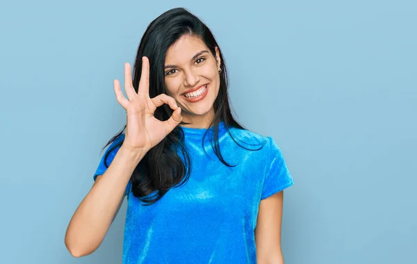 Junge Hispanische Frau Lässiger Kleidung Lächelt Positiv Und Tut Zeichen — Stockfoto