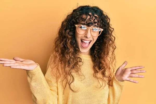 Jong Hispanic Meisje Dragen Casual Kleding Bril Vieren Prestatie Met — Stockfoto