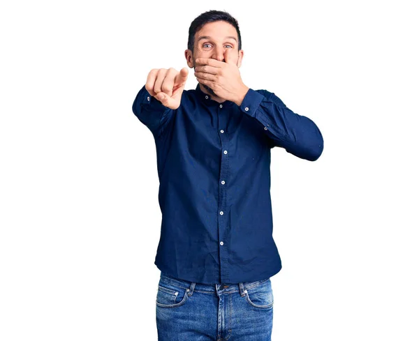 Joven Hombre Guapo Con Camisa Casual Riéndose Señalando Con Dedo — Foto de Stock