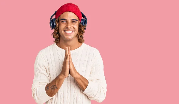 Fiatal Spanyol Férfi Zenét Hallgat Fejhallgatóval Imádkozva Kéz Kézben Bocsánatért — Stock Fotó
