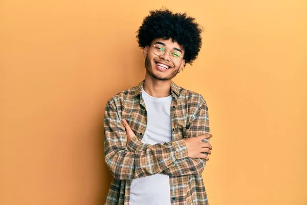 Giovane Uomo Afro Americano Con Capelli Afro Indossa Abiti Casual — Foto Stock