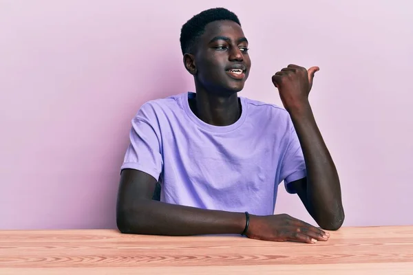 Mladý Africký Američan Muž Sobě Ležérní Oblečení Sedí Stole Úsměvem — Stock fotografie