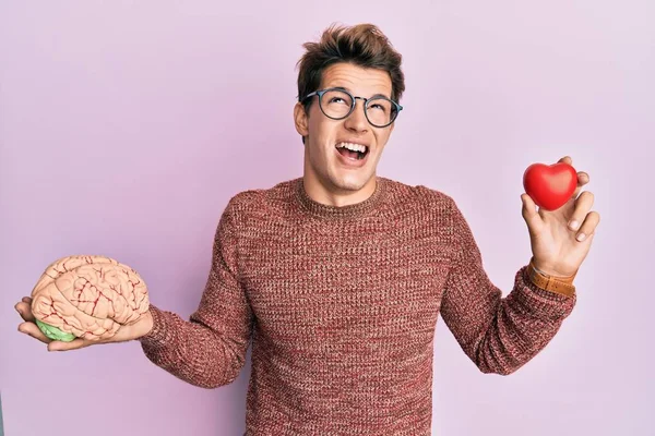 Pohledný Běloch Držící Mozek Srdce Rozzlobený Šílený Ječící Frustrovaný Zuřivý — Stock fotografie