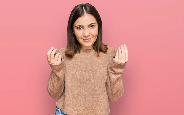 Ung Vacker Kvinna Bär Tillfälliga Kläder Gör Pengar Gest Med — Stockfoto