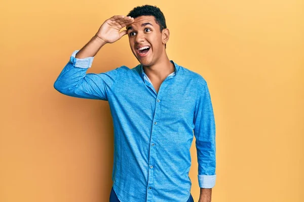 Hombre Árabe Joven Con Ropa Casual Muy Feliz Sonriente Mirando — Foto de Stock