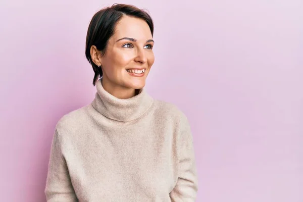 Junge Brünette Frau Mit Kurzen Haaren Lässigem Winterpullover Die Mit — Stockfoto