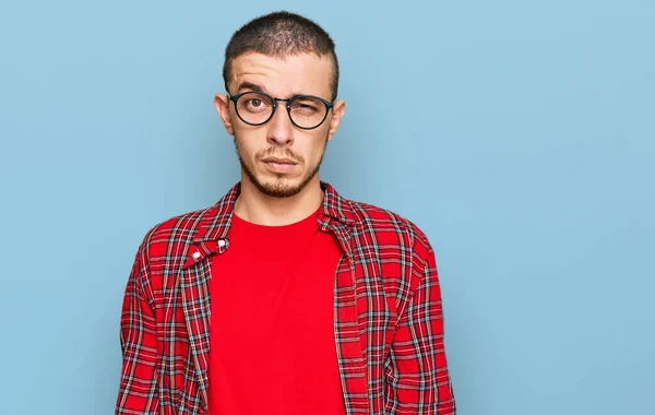 Hispanische Junge Mann Lässiger Kleidung Skeptisch Und Nervös Stirnrunzeln Aufgeregt — Stockfoto