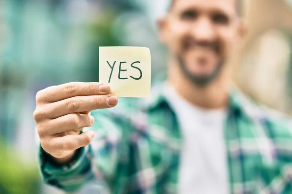 Young Caucasian Man Smiling Happy Holding Yes Reminder Papaer City — Stock Photo, Image