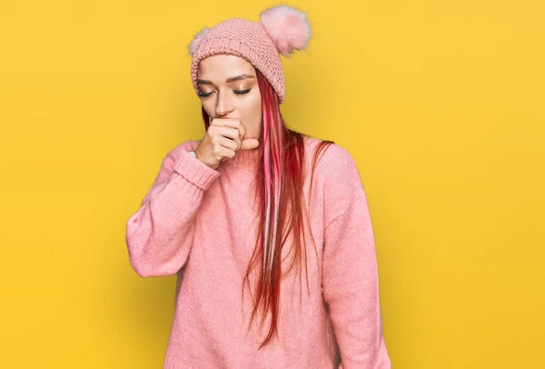 Jonge Blanke Vrouw Draagt Casual Kleding Wollen Pet Zich Onwel — Stockfoto