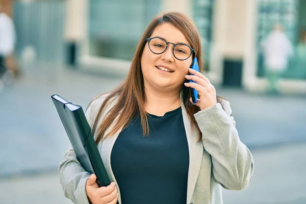 Ung Storlek Affärskvinna Talar Smartphone Innehav Bindemedel Staden — Stockfoto