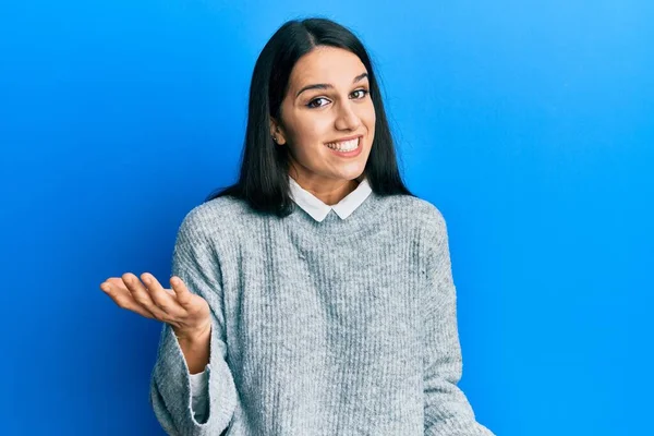 Mujer Hispana Joven Vistiendo Ropa Casual Sonriente Alegre Con Los — Foto de Stock