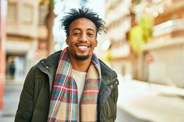 Giovane Uomo Afroamericano Sorridente Felice Piedi Alla Città — Foto Stock