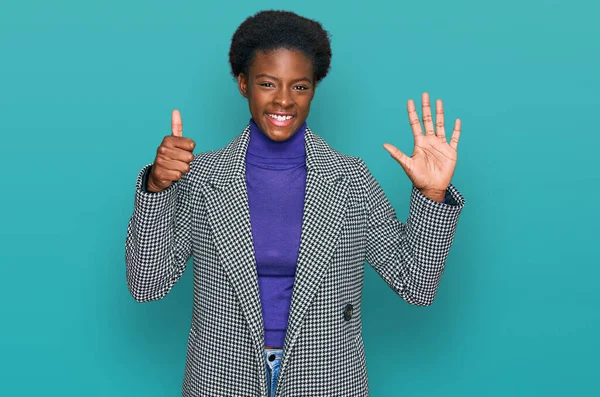 Молода Афроамериканка Повсякденному Одязі Показує Вказує Вгору Пальцями Номер Шість — стокове фото
