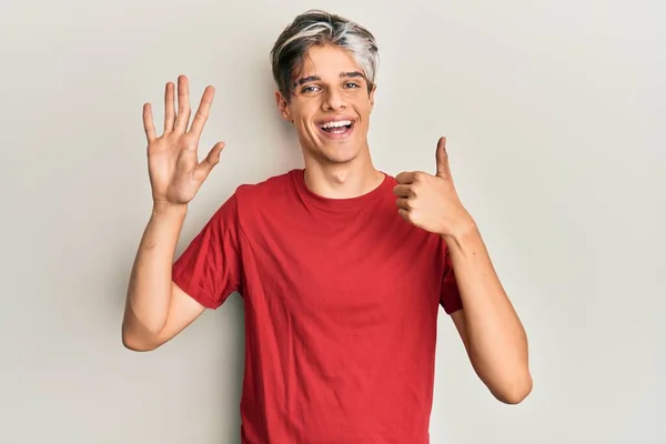 Junger Hispanischer Mann Lässiger Kleidung Zeigt Mit Finger Nummer Sechs — Stockfoto
