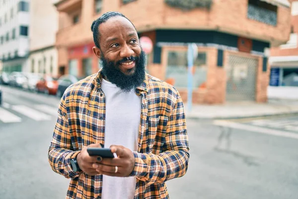 Hombre Afroamericano Con Barba Usando Teléfono Inteligente Escribiendo Enviando Mensajes —  Fotos de Stock