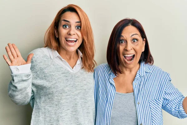 Latijnse Moeder Dochter Dragen Casual Kleding Vieren Overwinning Met Vrolijke — Stockfoto