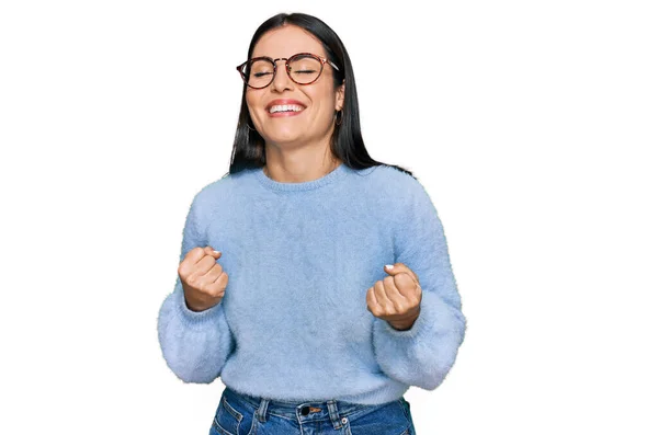 Junge Hispanische Frau Lässiger Kleidung Und Brille Sehr Glücklich Und — Stockfoto