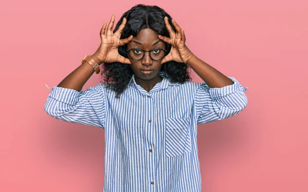 Hermosa Mujer Joven Africana Con Ropa Casual Gafas Tratando Abrir —  Fotos de Stock