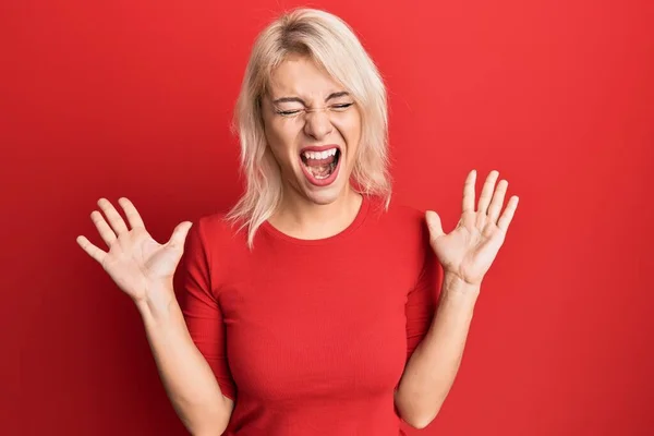 Giovane Ragazza Bionda Indossa Abiti Casual Che Celebrano Pazzo Pazzo — Foto Stock