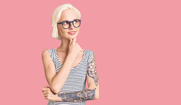 Mulher Loira Jovem Com Tatuagem Vestindo Roupas Casuais Óculos Com — Fotografia de Stock