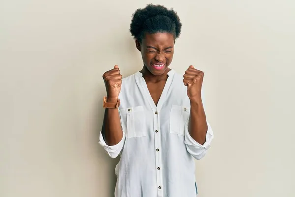 Ung Afrikansk Amerikansk Flicka Bär Casual Kläder Glada För Framgång — Stockfoto