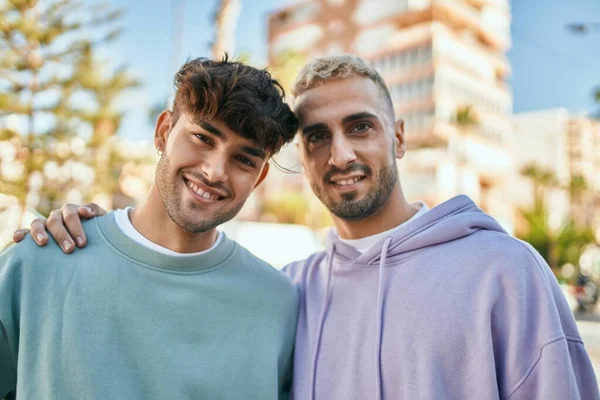 Joven Pareja Gay Sonriendo Feliz Abrazando Ciudad —  Fotos de Stock