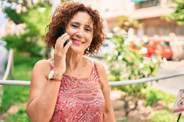 Žena Středního Věku Šťastně Usmívá Mluvení Smartphone Procházky Ulici Města — Stock fotografie