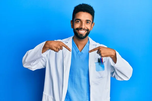 Hombre Hispano Guapo Con Barba Vistiendo Uniforme Médico Que Confiado — Foto de Stock