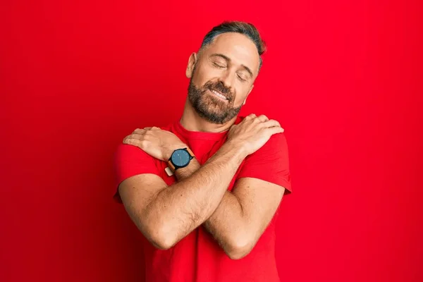 Hombre Guapo Mediana Edad Con Camiseta Roja Casual Abrazándose Feliz —  Fotos de Stock