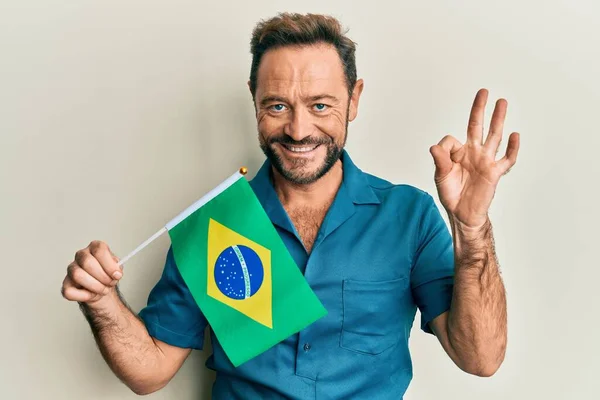 Homme Âge Moyen Tenant Drapeau Brésilien Faisant Signe Avec Les — Photo
