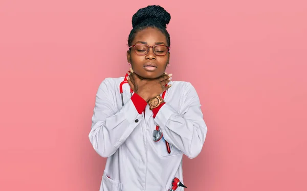 Ung Afrikansk Amerikansk Kvinna Klädd Läkaruniform Och Stetoskop Skriker Kvävas — Stockfoto