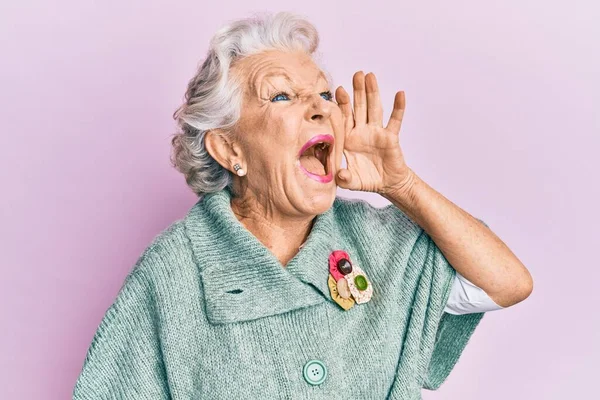Ältere Grauhaarige Frau Lässiger Kleidung Schreit Und Schreit Laut Seite — Stockfoto