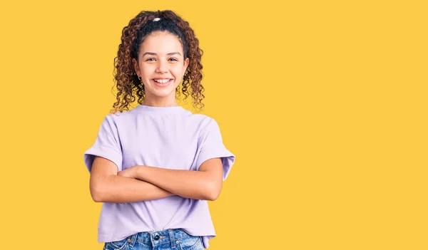 Hermosa Niña Con Pelo Rizado Con Ropa Casual Cara Feliz — Foto de Stock