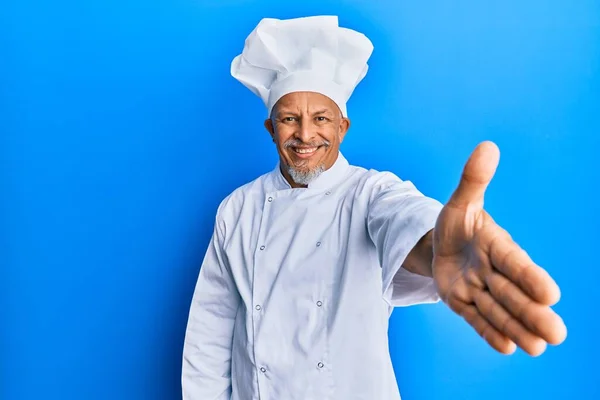 中年白发男子身穿职业厨师制服 头戴礼帽 友善地握手致意和欢迎 成功的商业 — 图库照片