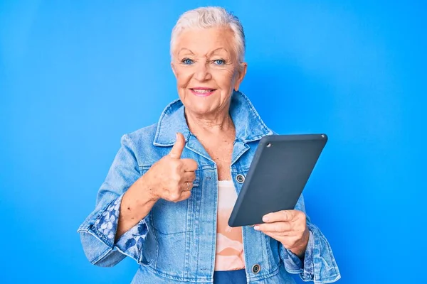 Senior Hermosa Mujer Con Ojos Azules Pelo Gris Usando Dispositivo — Foto de Stock