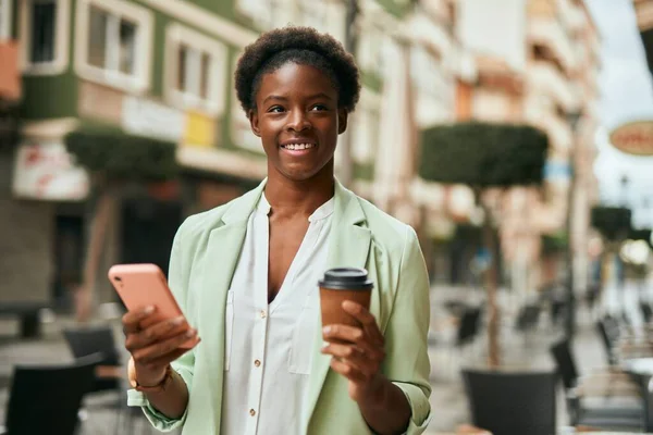 Νεαρή Αφροαμερικανή Επιχειρηματίας Που Χρησιμοποιεί Smartphone Πίνοντας Καφέ Στην Πόλη — Φωτογραφία Αρχείου
