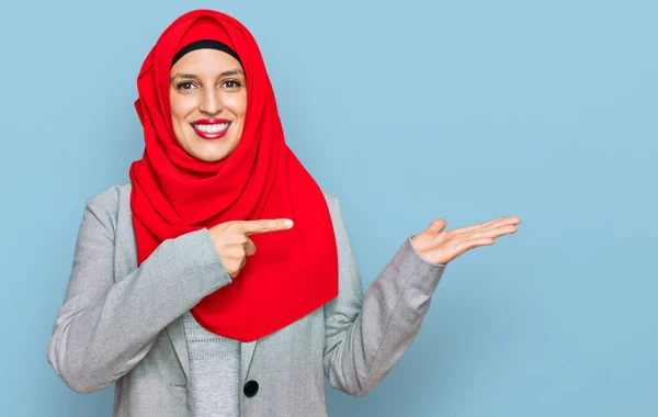 Mulher Hispânica Bonita Vestindo Tradicional Lenço Islâmico Hijab Espantado Sorrindo — Fotografia de Stock
