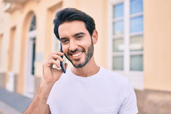 Молодий Іспаномовний Чоловік Посміхається Щасливим Розмовляти Смартфону Місті — стокове фото