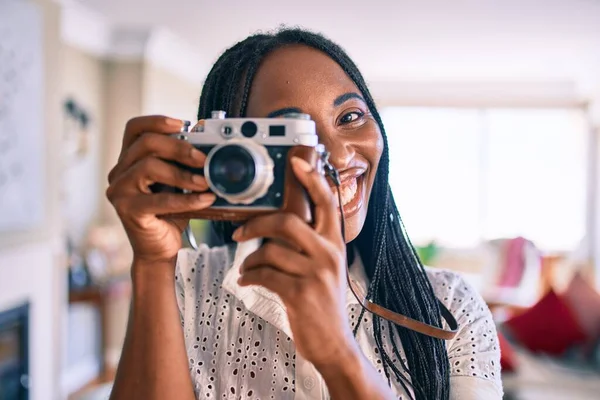 Mladý Afro Americká Žena Usměvavý Šťastný Pomocí Kamery Doma — Stock fotografie