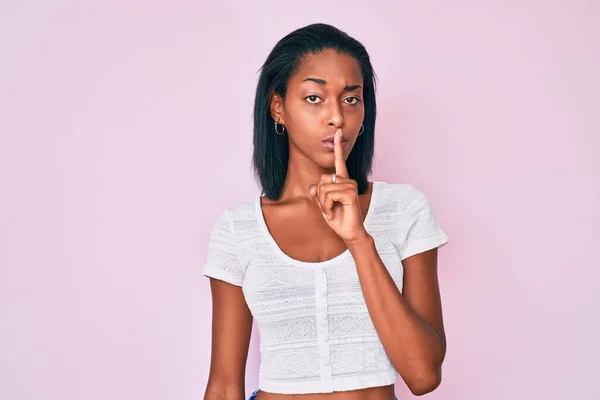 Mladá Afroameričanka Neformálním Oblečení Žádá Aby Byla Potichu Prstem Rtech — Stock fotografie
