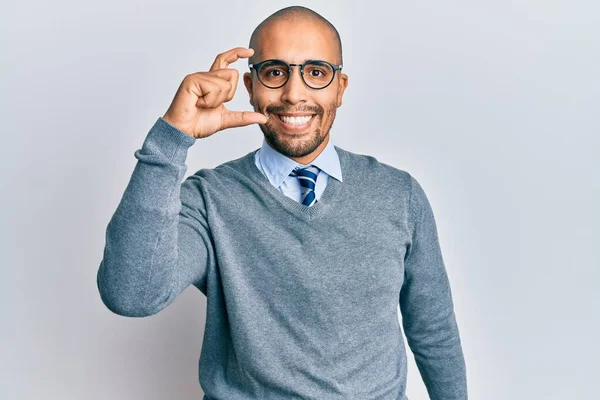 Hispanic Vuxen Man Bär Glasögon Och Business Stil Leende Och — Stockfoto