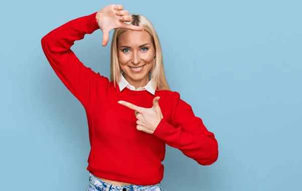 Ung Blond Kvinna Bär Casual Kläder Leende Gör Ram Med — Stockfoto