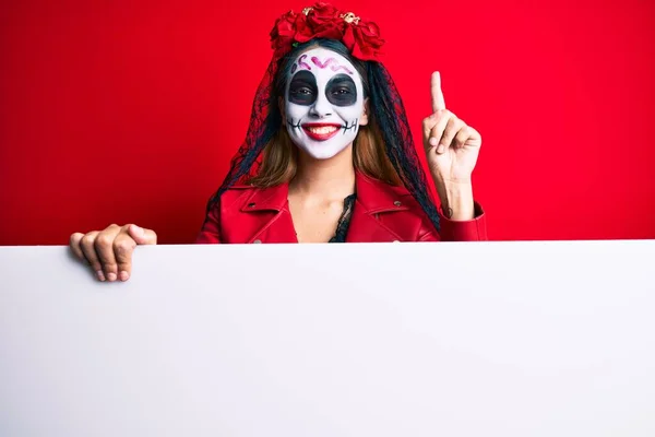 Mujer Vestida Con Día Del Disfraz Muerto Sosteniendo Pancarta Vacía — Foto de Stock