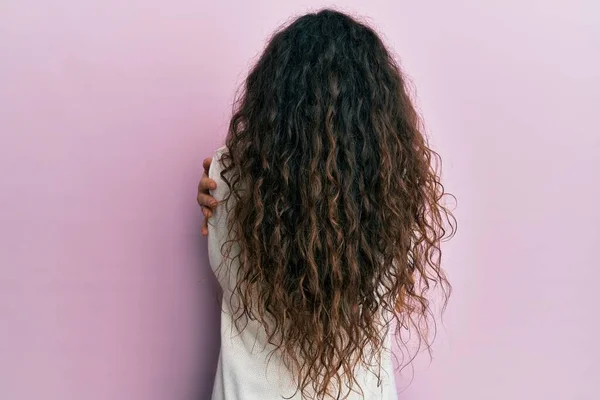 Jeune Femme Brune Aux Cheveux Bouclés Portant Des Vêtements Décontractés — Photo