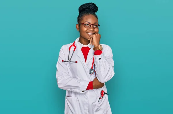 Young African American Woman Wearing Doctor Uniform Stethoscope Hand Chin — Stock Photo, Image