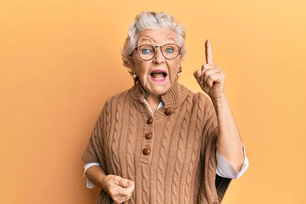 Eine Ältere Grauhaarige Frau Lässiger Kleidung Und Brille Zeigt Mit — Stockfoto