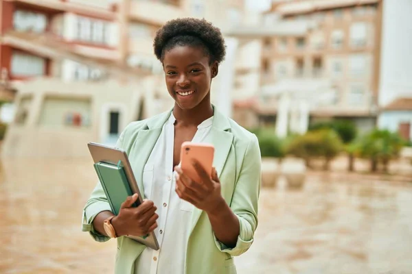 Junge Afrikanisch Amerikanische Geschäftsfrau Lächelt Glücklich Mit Smartphone Die Stadt — Stockfoto
